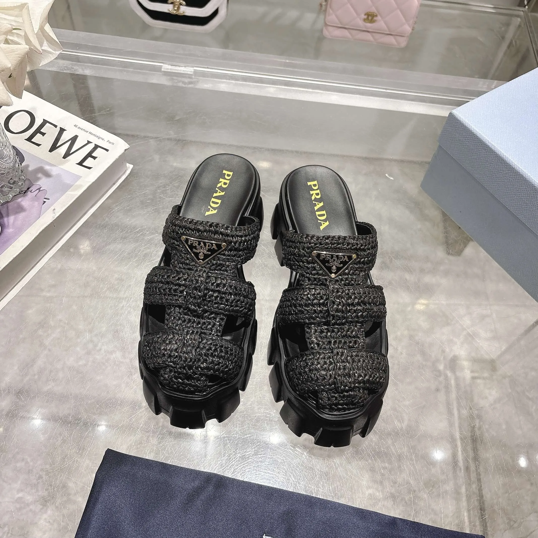 👟👟Ex-factory price 500👟👟 Original eco-friendly PP paper material, high version Prada Prada’s latest pig cage shoes, Roman woven thick-soled rubber slippers, the latest eco-friendly ♻️PP material, high price, fully handmade crochet, just like knitting sweaters, slow work and meticulous work, retro fashionable and avant-garde thick-soled soles with rubber uppers, retro wood grain to meet the various choices of fashionable people of different styles! The iconic metal triangle logo is paired with the shape of ancient beach sandals. Every design element is fashionable! Code number 35-41